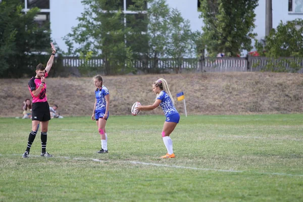 Odessa, Ukrayna - 22 Ağustos 2020: Odessa ragbi takımları arasında Ukrayna Kupası. Kızların ragbi maçının gerginlik anı. Bayanlar ragbi takımı için dramatik meydan okuma oyunu