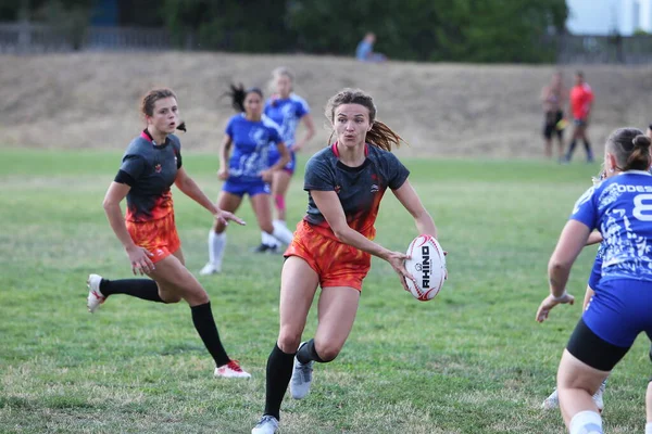 Odessa, Ukrayna - 22 Ağustos 2020: Odessa ragbi takımları arasında Ukrayna Kupası. Kızların ragbi maçının gerginlik anı. Bayanlar ragbi takımı için dramatik meydan okuma oyunu