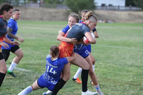 Odessa, Ukrayna - 22 Ağustos 2020: Odessa ragbi takımları arasında Ukrayna Kupası. Kızların ragbi maçının gerginlik anı. Bayanlar ragbi takımı için dramatik meydan okuma oyunu