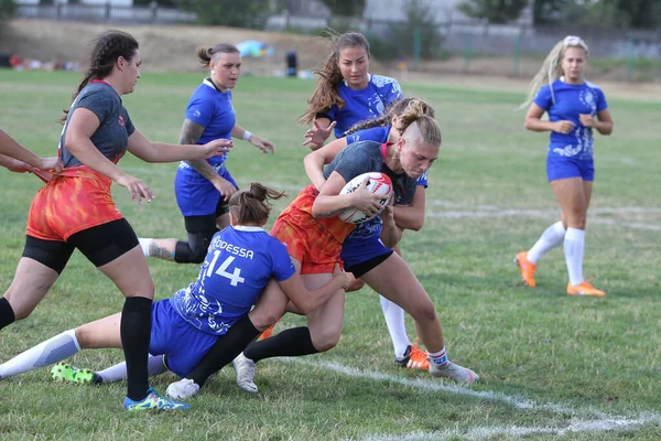 Odessa, Ukrayna - 22 Ağustos 2020: Odessa ragbi takımları arasında Ukrayna Kupası. Kızların ragbi maçının gerginlik anı. Bayanlar ragbi takımı için dramatik meydan okuma oyunu
