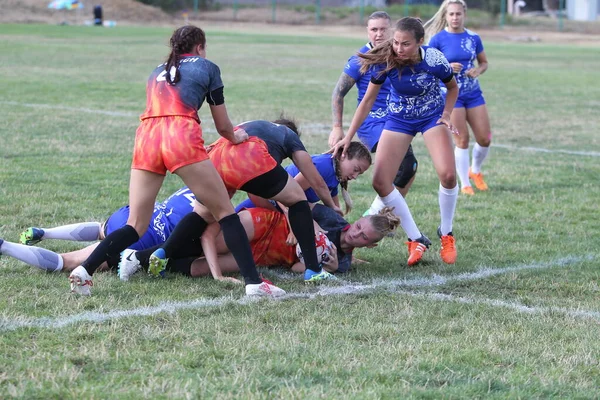 Odessa, Ukrayna - 22 Ağustos 2020: Odessa ragbi takımları arasında Ukrayna Kupası. Kızların ragbi maçının gerginlik anı. Bayanlar ragbi takımı için dramatik meydan okuma oyunu