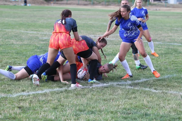 Odessa, Ukrayna - 22 Ağustos 2020: Odessa ragbi takımları arasında Ukrayna Kupası. Kızların ragbi maçının gerginlik anı. Bayanlar ragbi takımı için dramatik meydan okuma oyunu