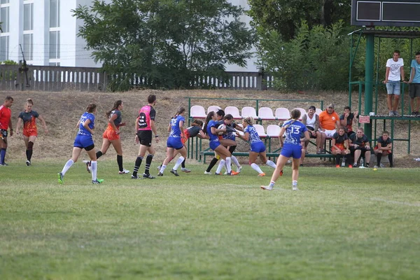 Odessa, Ukrayna - 22 Ağustos 2020: Odessa ragbi takımları arasında Ukrayna Kupası. Kızların ragbi maçının gerginlik anı. Bayanlar ragbi takımı için dramatik meydan okuma oyunu