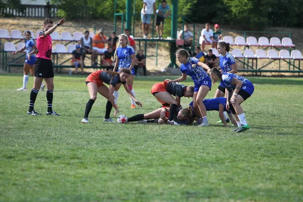 Odessa, Ukrayna - 22 Ağustos 2020: Odessa ragbi takımları arasında Ukrayna Kupası. Kızların ragbi maçının gerginlik anı. Bayanlar ragbi takımı için dramatik meydan okuma oyunu