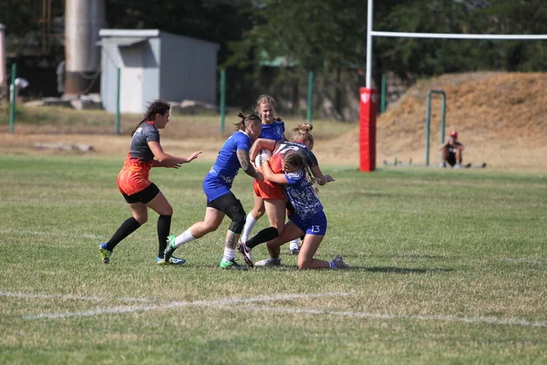 Odessa, Ukrayna - 22 Ağustos 2020: Odessa ragbi takımları arasında Ukrayna Kupası. Kızların ragbi maçının gerginlik anı. Bayanlar ragbi takımı için dramatik meydan okuma oyunu