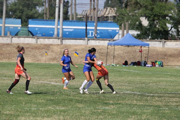 Odessa, Ukrayna - 22 Ağustos 2020: Odessa ragbi takımları arasında Ukrayna Kupası. Kızların ragbi maçının gerginlik anı. Bayanlar ragbi takımı için dramatik meydan okuma oyunu