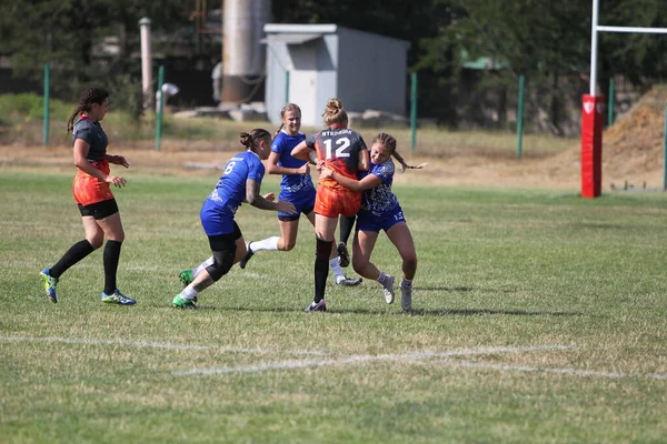 Odessa, Ukrayna - 22 Ağustos 2020: Odessa ragbi takımları arasında Ukrayna Kupası. Kızların ragbi maçının gerginlik anı. Bayanlar ragbi takımı için dramatik meydan okuma oyunu