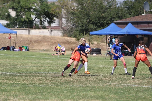 Odessa, Ukrayna - 22 Ağustos 2020: Odessa ragbi takımları arasında Ukrayna Kupası. Kızların ragbi maçının gerginlik anı. Bayanlar ragbi takımı için dramatik meydan okuma oyunu