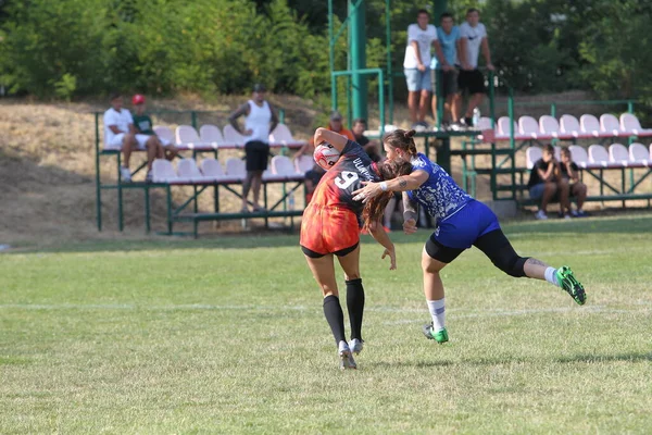 Odessa, Ukrayna - 22 Ağustos 2020: Odessa ragbi takımları arasında Ukrayna Kupası. Kızların ragbi maçının gerginlik anı. Bayanlar ragbi takımı için dramatik meydan okuma oyunu