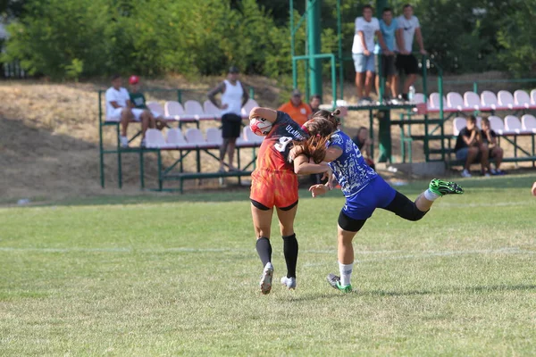 Odessa, Ukrayna - 22 Ağustos 2020: Odessa ragbi takımları arasında Ukrayna Kupası. Kızların ragbi maçının gerginlik anı. Bayanlar ragbi takımı için dramatik meydan okuma oyunu