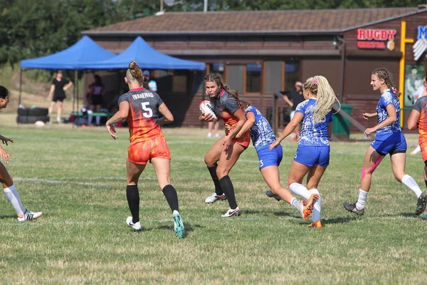 Odessa, Ukrayna - 22 Ağustos 2020: Odessa ragbi takımları arasında Ukrayna Kupası. Kızların ragbi maçının gerginlik anı. Bayanlar ragbi takımı için dramatik meydan okuma oyunu