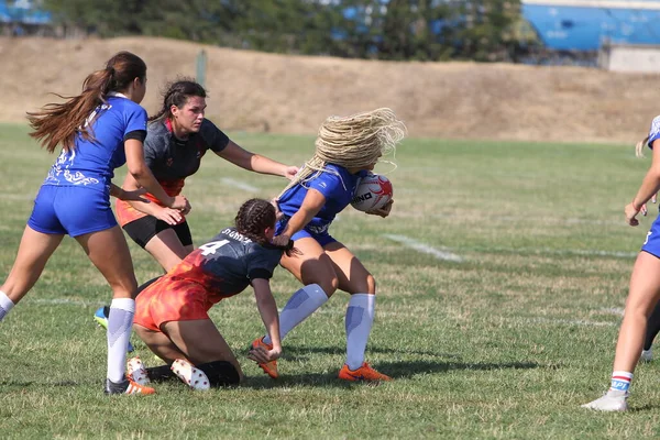 Odessa, Ukrayna - 22 Ağustos 2020: Odessa ragbi takımları arasında Ukrayna Kupası. Kızların ragbi maçının gerginlik anı. Bayanlar ragbi takımı için dramatik meydan okuma oyunu