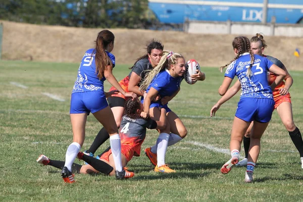 Odessa, Ukrayna - 22 Ağustos 2020: Odessa ragbi takımları arasında Ukrayna Kupası. Kızların ragbi maçının gerginlik anı. Bayanlar ragbi takımı için dramatik meydan okuma oyunu