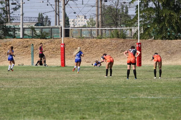 Odessa, Ukrayna - 22 Ağustos 2020: Odessa ragbi takımları arasında Ukrayna Kupası. Kızların ragbi maçının gerginlik anı. Bayanlar ragbi takımı için dramatik meydan okuma oyunu