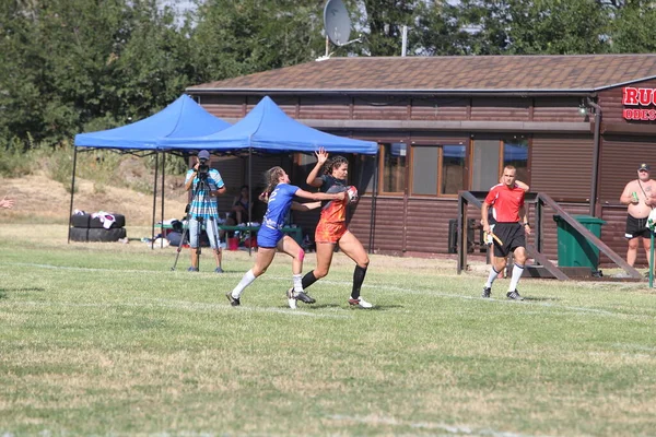 Odessa, Ukrayna - 22 Ağustos 2020: Odessa ragbi takımları arasında Ukrayna Kupası. Kızların ragbi maçının gerginlik anı. Bayanlar ragbi takımı için dramatik meydan okuma oyunu