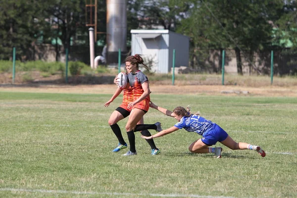 Odessa, Ukrayna - 22 Ağustos 2020: Odessa ragbi takımları arasında Ukrayna Kupası. Kızların ragbi maçının gerginlik anı. Bayanlar ragbi takımı için dramatik meydan okuma oyunu