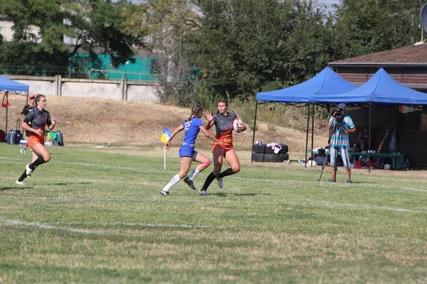 Odessa, Ukrayna - 22 Ağustos 2020: Odessa ragbi takımları arasında Ukrayna Kupası. Kızların ragbi maçının gerginlik anı. Bayanlar ragbi takımı için dramatik meydan okuma oyunu