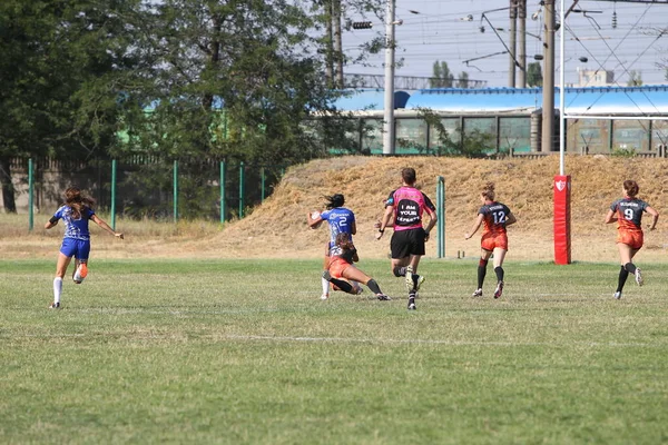 Odessa, Ukrayna - 22 Ağustos 2020: Odessa ragbi takımları arasında Ukrayna Kupası. Kızların ragbi maçının gerginlik anı. Bayanlar ragbi takımı için dramatik meydan okuma oyunu