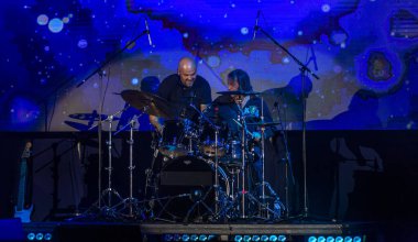 ODESSA, UKRAINE -25 Ağustos 2020: Ünlü kemancı Vasily Popadyuk (Kanada) ve caz grubu PAPA DUKE BAND sahnede. Tiyatro sahnesinde ünlü bir Kripach ve bestecinin solo konseri