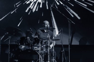 ODESSA, UKRAINE -25 Ağustos 2020: Ünlü kemancı Vasily Popadyuk (Kanada) ve caz grubu PAPA DUKE BAND sahnede. Tiyatro sahnesinde ünlü bir Kripach ve bestecinin solo konseri