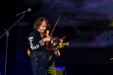 ODESSA, UKRAINE -25 Ağustos 2020: Ünlü kemancı Vasily Popadyuk (Kanada) ve caz grubu PAPA DUKE BAND sahnede. Tiyatro sahnesinde ünlü bir Kripach ve bestecinin solo konseri