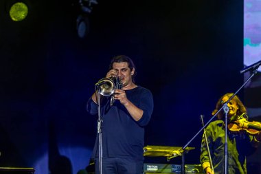 ODESSA, UKRAINE -25 Ağustos 2020: Ünlü kemancı Vasily Popadyuk (Kanada) ve caz grubu PAPA DUKE BAND sahnede. Tiyatro sahnesinde ünlü bir Kripach ve bestecinin solo konseri