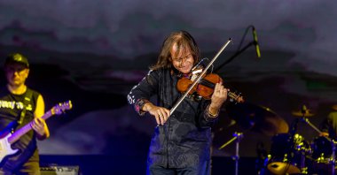ODESSA, UKRAINE -25 Ağustos 2020: Ünlü kemancı Vasily Popadyuk (Kanada) ve caz grubu PAPA DUKE BAND sahnede. Tiyatro sahnesinde ünlü bir Kripach ve bestecinin solo konseri