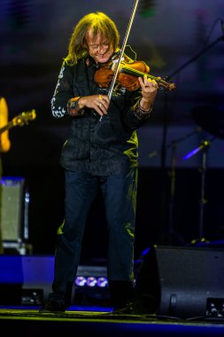 ODESSA, UKRAINE -25 Ağustos 2020: Ünlü kemancı Vasily Popadyuk (Kanada) ve caz grubu PAPA DUKE BAND sahnede. Tiyatro sahnesinde ünlü bir Kripach ve bestecinin solo konseri