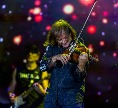 ODESSA, UKRAINE -25 Ağustos 2020: Ünlü kemancı Vasily Popadyuk (Kanada) ve caz grubu PAPA DUKE BAND sahnede. Tiyatro sahnesinde ünlü bir Kripach ve bestecinin solo konseri