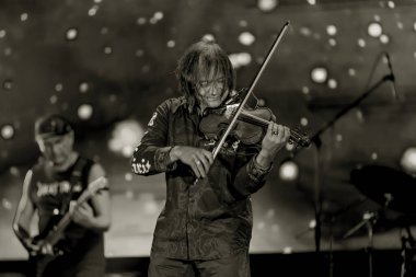 ODESSA, UKRAINE -25 Ağustos 2020: Ünlü kemancı Vasily Popadyuk (Kanada) ve caz grubu PAPA DUKE BAND sahnede. Tiyatro sahnesinde ünlü bir Kripach ve bestecinin solo konseri