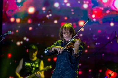 ODESSA, UKRAINE -25 Ağustos 2020: Ünlü kemancı Vasily Popadyuk (Kanada) ve caz grubu PAPA DUKE BAND sahnede. Tiyatro sahnesinde ünlü bir Kripach ve bestecinin solo konseri