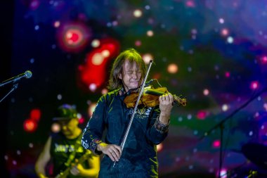 ODESSA, UKRAINE -25 Ağustos 2020: Ünlü kemancı Vasily Popadyuk (Kanada) ve caz grubu PAPA DUKE BAND sahnede. Tiyatro sahnesinde ünlü bir Kripach ve bestecinin solo konseri
