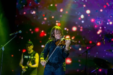 ODESSA, UKRAINE -25 Ağustos 2020: Ünlü kemancı Vasily Popadyuk (Kanada) ve caz grubu PAPA DUKE BAND sahnede. Tiyatro sahnesinde ünlü bir Kripach ve bestecinin solo konseri