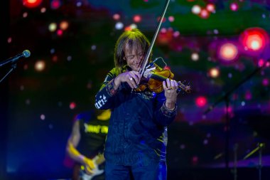 ODESSA, UKRAINE -25 Ağustos 2020: Ünlü kemancı Vasily Popadyuk (Kanada) ve caz grubu PAPA DUKE BAND sahnede. Tiyatro sahnesinde ünlü bir Kripach ve bestecinin solo konseri