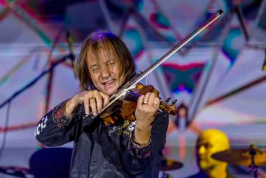 ODESSA, UKRAINE -25 Ağustos 2020: Ünlü kemancı Vasily Popadyuk (Kanada) ve caz grubu PAPA DUKE BAND sahnede. Tiyatro sahnesinde ünlü bir Kripach ve bestecinin solo konseri