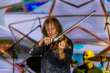 ODESSA, UKRAINE -25 Ağustos 2020: Ünlü kemancı Vasily Popadyuk (Kanada) ve caz grubu PAPA DUKE BAND sahnede. Tiyatro sahnesinde ünlü bir Kripach ve bestecinin solo konseri