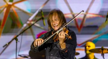 ODESSA, UKRAINE -25 Ağustos 2020: Ünlü kemancı Vasily Popadyuk (Kanada) ve caz grubu PAPA DUKE BAND sahnede. Tiyatro sahnesinde ünlü bir Kripach ve bestecinin solo konseri