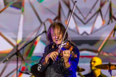 ODESSA, UKRAINE -25 Ağustos 2020: Ünlü kemancı Vasily Popadyuk (Kanada) ve caz grubu PAPA DUKE BAND sahnede. Tiyatro sahnesinde ünlü bir Kripach ve bestecinin solo konseri