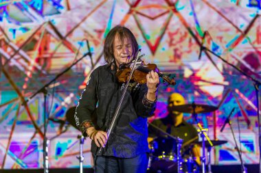 ODESSA, UKRAINE -25 Ağustos 2020: Ünlü kemancı Vasily Popadyuk (Kanada) ve caz grubu PAPA DUKE BAND sahnede. Tiyatro sahnesinde ünlü bir Kripach ve bestecinin solo konseri