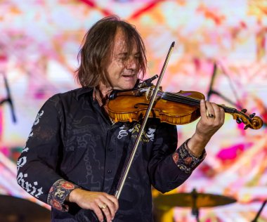 ODESSA, UKRAINE -25 Ağustos 2020: Ünlü kemancı Vasily Popadyuk (Kanada) ve caz grubu PAPA DUKE BAND sahnede. Tiyatro sahnesinde ünlü bir Kripach ve bestecinin solo konseri