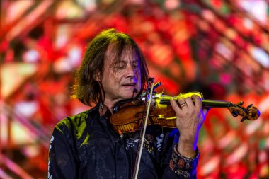 ODESSA, UKRAINE -25 Ağustos 2020: Ünlü kemancı Vasily Popadyuk (Kanada) ve caz grubu PAPA DUKE BAND sahnede. Tiyatro sahnesinde ünlü bir Kripach ve bestecinin solo konseri