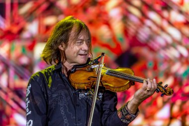 ODESSA, UKRAINE -25 Ağustos 2020: Ünlü kemancı Vasily Popadyuk (Kanada) ve caz grubu PAPA DUKE BAND sahnede. Tiyatro sahnesinde ünlü bir Kripach ve bestecinin solo konseri