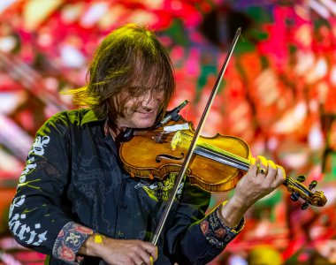 ODESSA, UKRAINE -25 Ağustos 2020: Ünlü kemancı Vasily Popadyuk (Kanada) ve caz grubu PAPA DUKE BAND sahnede. Tiyatro sahnesinde ünlü bir Kripach ve bestecinin solo konseri