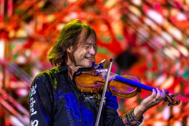 ODESSA, UKRAINE -25 Ağustos 2020: Ünlü kemancı Vasily Popadyuk (Kanada) ve caz grubu PAPA DUKE BAND sahnede. Tiyatro sahnesinde ünlü bir Kripach ve bestecinin solo konseri