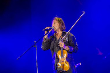 ODESSA, UKRAINE -25 Ağustos 2020: Ünlü kemancı Vasily Popadyuk (Kanada) ve caz grubu PAPA DUKE BAND sahnede. Tiyatro sahnesinde ünlü bir Kripach ve bestecinin solo konseri