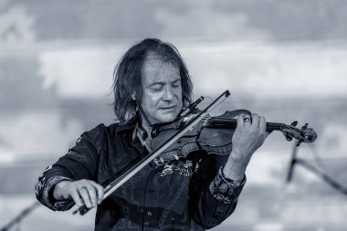 ODESSA, UKRAINE -25 Ağustos 2020: Ünlü kemancı Vasily Popadyuk (Kanada) ve caz grubu PAPA DUKE BAND sahnede. Tiyatro sahnesinde ünlü bir Kripach ve bestecinin solo konseri