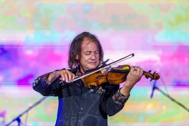 ODESSA, UKRAINE -25 Ağustos 2020: Ünlü kemancı Vasily Popadyuk (Kanada) ve caz grubu PAPA DUKE BAND sahnede. Tiyatro sahnesinde ünlü bir Kripach ve bestecinin solo konseri