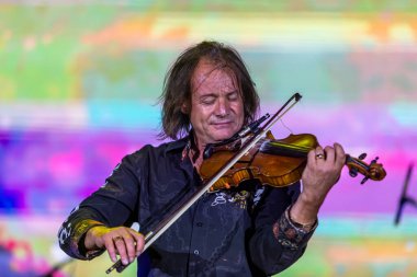 ODESSA, UKRAINE -25 Ağustos 2020: Ünlü kemancı Vasily Popadyuk (Kanada) ve caz grubu PAPA DUKE BAND sahnede. Tiyatro sahnesinde ünlü bir Kripach ve bestecinin solo konseri