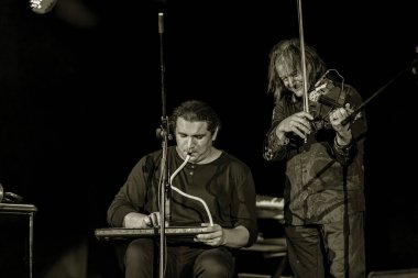 ODESSA, UKRAINE -25 Ağustos 2020: Ünlü kemancı Vasily Popadyuk (Kanada) ve caz grubu PAPA DUKE BAND sahnede. Tiyatro sahnesinde ünlü bir Kripach ve bestecinin solo konseri