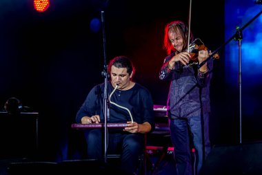 ODESSA, UKRAINE -25 Ağustos 2020: Ünlü kemancı Vasily Popadyuk (Kanada) ve caz grubu PAPA DUKE BAND sahnede. Tiyatro sahnesinde ünlü bir Kripach ve bestecinin solo konseri